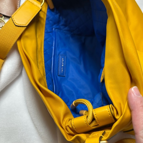 Beyond excellent Tory Burch Perry nylon drawstr bucket bag-golden crest - Picture 4 of 9